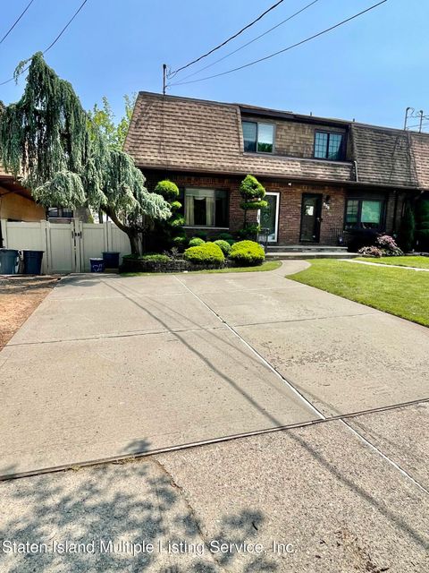 Photo of 854 Sheldon Avenue, Staten Island, NY 10309 (MLS # 1162303)