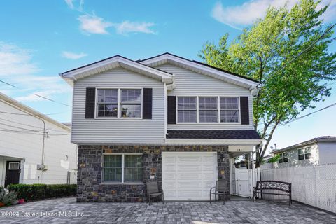 Photo of 141 Charleston Avenue, Staten Island, NY 10309 (MLS # 2403291)