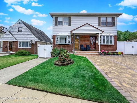 Photo of 126 Tysens Lane, Staten Island, NY 10306 (MLS # 2506050)