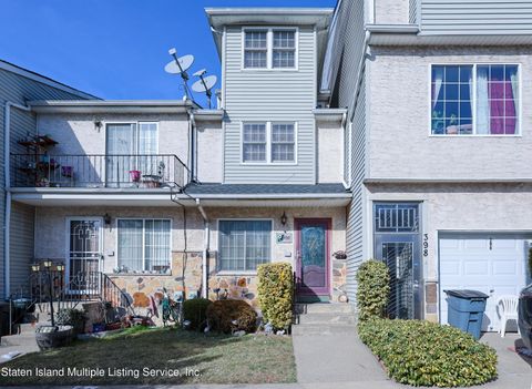 Photo of 400 Skyline Drive, Staten Island, NY 10304 (MLS # 2401154)