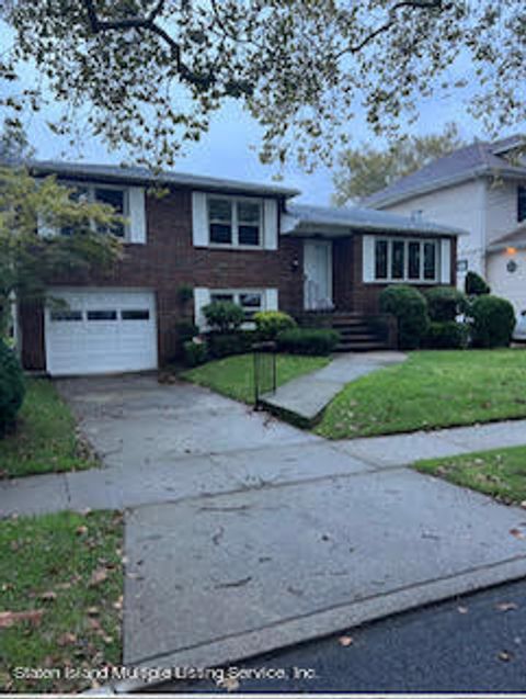 Photo of 31 Bryant Avenue, Staten Island, NY 10306 (MLS # 1165115)
