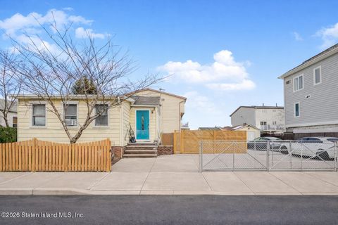 Photo of 5 Milbank Road, Staten Island, NY 10306 (MLS # 2601142)