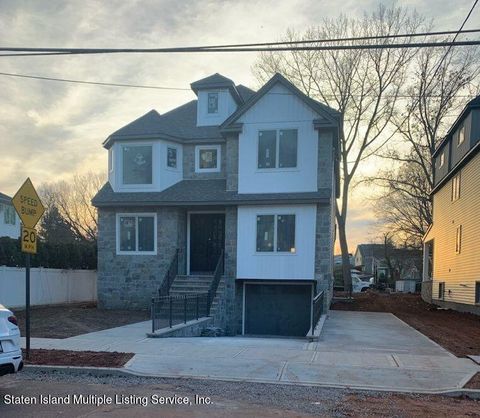 Photo of 28 Bedell Avenue, Staten Island, NY 10307 (MLS # 1154929)