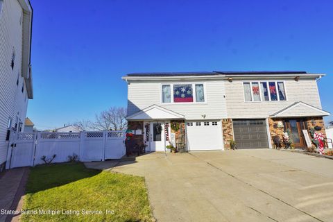 Photo of 72 Middle Loop Road, Staten Island, NY 10308 (MLS # 1165888)