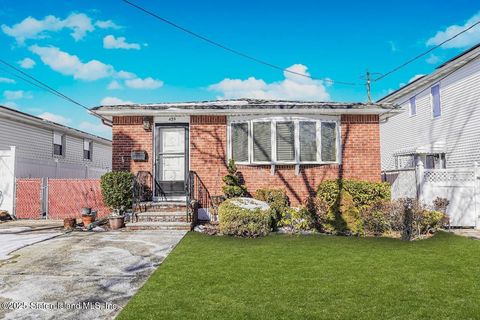 Photo of 435 Sycamore Street, Staten Island, NY 10312 (MLS # 2500577)