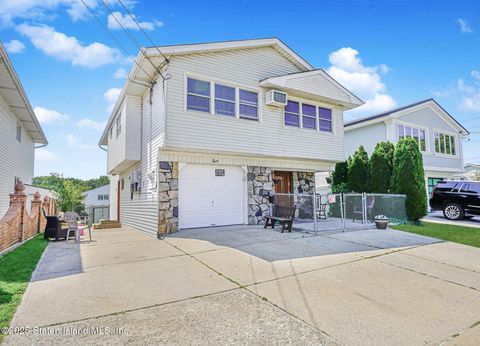 Photo of 8 Nadal Place, Staten Island, NY 10314 (MLS # 2502634)