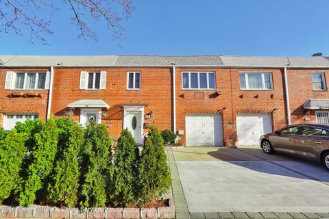 Photo of 77 Comstock Avenue, Staten Island, NY 10314 (MLS # 2400935)