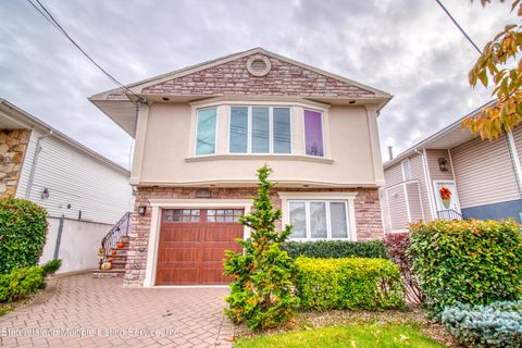 Photo of 10 Berglund Avenue, Staten Island, NY 10314 (MLS # 1160146)