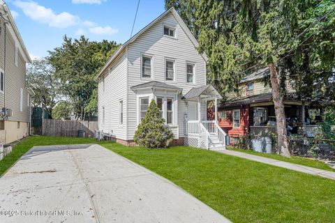 Photo of 36 Lockman Avenue, Staten Island, NY 10303 (MLS # 2505717)