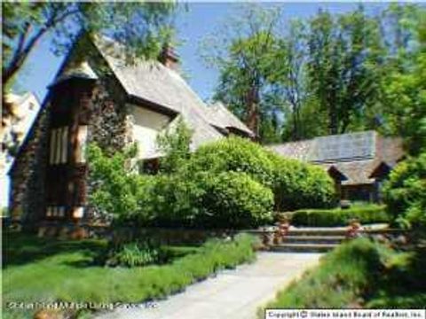 Photo of 63 Flagg Court, Staten Island, NY 10304 (MLS # 1164154)