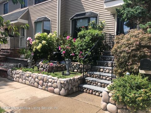Photo of 29 Berry Court, Staten Island, NY 10309 (MLS # 1160025)
