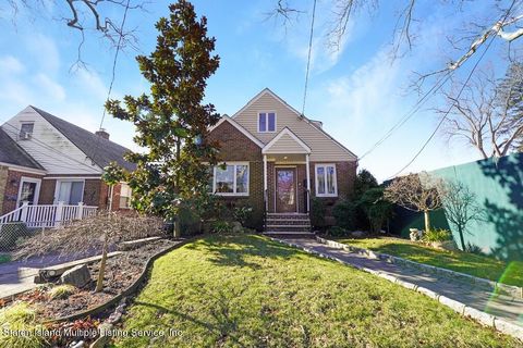 Photo of 208 Bryant Avenue, Staten Island, NY 10306 (MLS # 2400732)