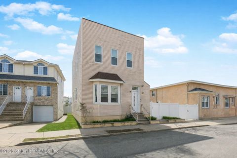 Photo of 98 Robin Road, Staten Island, NY 10305 (MLS # 2601855)