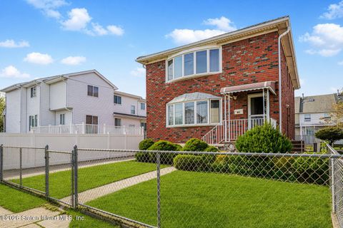 Photo of 85 Cameron Avenue, Staten Island, NY 10305 (MLS # 2602061)