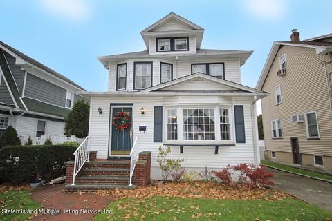 Photo of 77 Walnut Street, Staten Island, NY 10310 (MLS # 1159116)