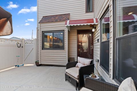 Photo of 322 Willow Road W, Staten Island, NY 10314 (MLS # 1163396)