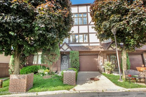 Photo of 52 Fox Hunt Court, Staten Island, NY 10301 (MLS # 2602995)
