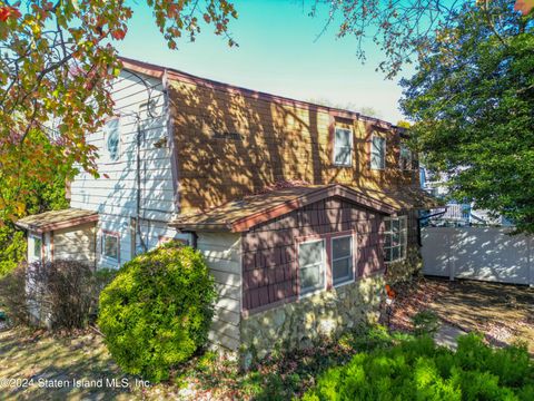 Photo of 843 W Fingerboard Road, Staten Island, NY 10305 (MLS # 2406304)