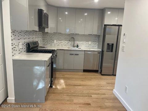 Photo of 32 Floyd Street, Staten Island, NY 10310 (MLS # 2505480)