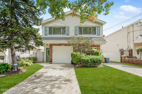 Photo of 4396 Hylan Boulevard, Staten Island, NY 10312 (MLS # 2505225)