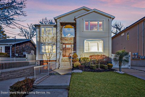 Photo of 29 Chelsea Street, Staten Island, NY 10307 (MLS # 1159885)