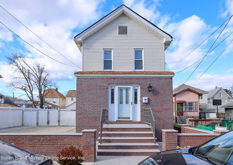Photo of 31 Grant Place, Staten Island, NY 10306 (MLS # 2400321)