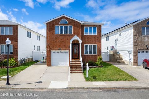 Photo of 62 Dexter Avenue, Staten Island, NY 10309 (MLS # 2504443)