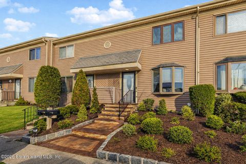 Photo of 51 Cypress Loop, Staten Island, NY 10309 (MLS # 2600720)
