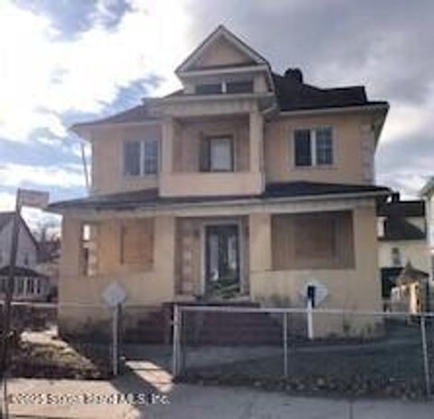 Photo of 176 Westervelt Avenue, Staten Island, NY 10301 (MLS # 2500095)
