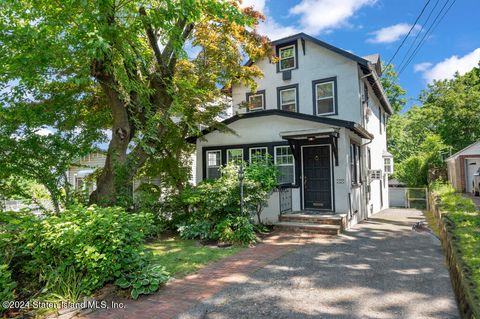 Photo of 17 Louis Street, Staten Island, NY 10304 (MLS # 2403212)