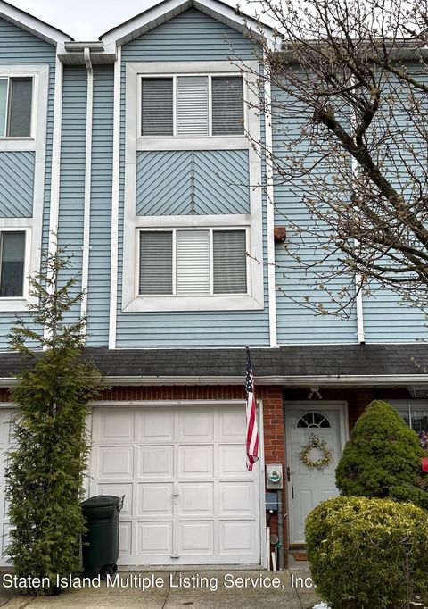 Photo of 48 Pembrook Loop, Staten Island, NY 10309 (MLS # 1160953)
