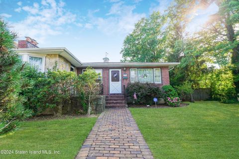 Photo of 300 Robinson Avenue, Staten Island, NY 10312 (MLS # 2403926)