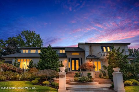 Photo of 35 Jeffrey Place, Staten Island, NY 10307 (MLS # 2600549)