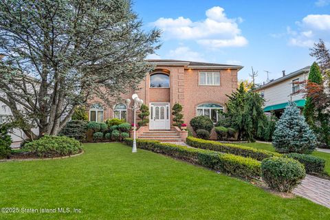 Photo of 4826 Hylan Boulevard, Staten Island, NY 10312 (MLS # 2506305)