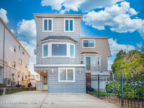 Photo of 32 Longdale Street, Staten Island, NY 10314 (MLS # 1158874)