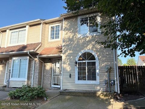 Photo of 38 Eleanor Place, Staten Island, NY 10303 (MLS # 2504832)