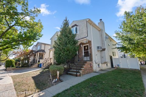 Photo of 390 Montreal Avenue, Staten Island, NY 10306 (MLS # 2505981)
