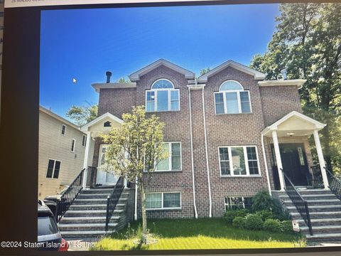 Photo of 26 Malibu Court, Staten Island, NY 10309 (MLS # 2404804)