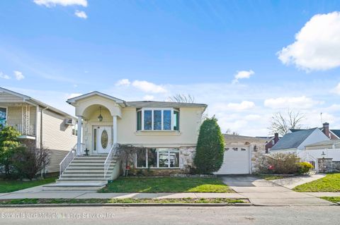 Photo of 304 Garrison Avenue, Staten Island, NY 10314 (MLS # 2401454)