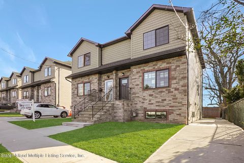 Photo of 952 Rockland Avenue, Staten Island, NY 10314 (MLS # 1159883)