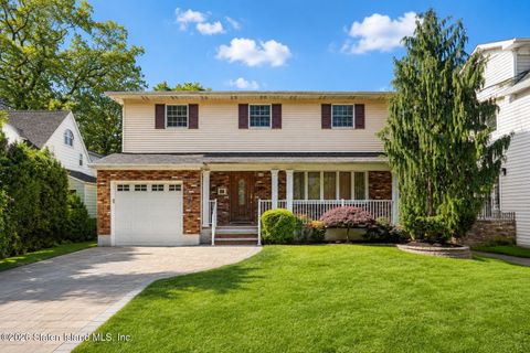 Photo of 10 Leeds Street, Staten Island, NY 10306 (MLS # 2602663)