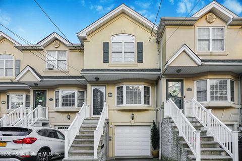 Photo of 18 Erwin Court, Staten Island, NY 10306 (MLS # 2403195)