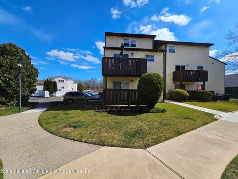 Photo of 314 Timber Ridge Drive, Staten Island, NY 10306 (MLS # 1160845)