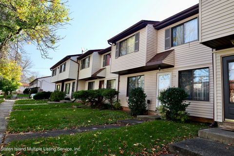 Photo of 34 Raily Court, Staten Island, NY 10312 (MLS # 1158244)