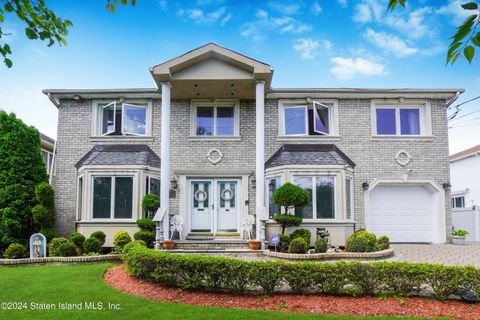 Photo of 194 Finlay Street, Staten Island, NY 10307 (MLS # 2402895)