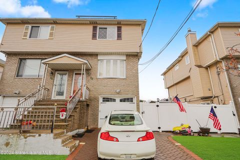 Photo of 66 Forest Street, Staten Island, NY 10314 (MLS # 2406852)