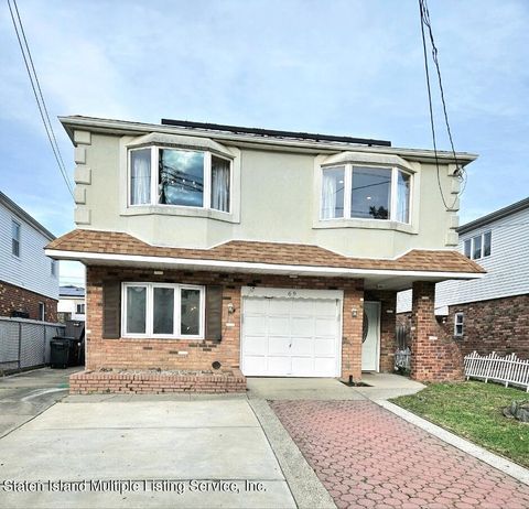 Photo of 69 Mcveigh Avenue, Staten Island, NY 10314 (MLS # 1165142)