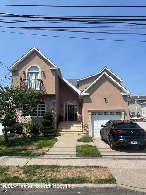 Photo of 561 W Caswell Avenue, Staten Island, NY 10314 (MLS # 2404153)
