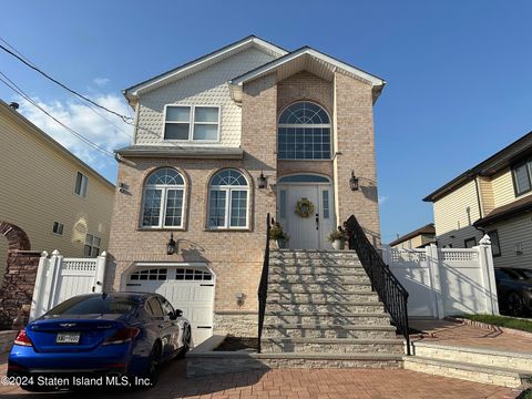 Photo of 50 Churchill Avenue #2, Staten Island, NY 10309 (MLS # 2405052)