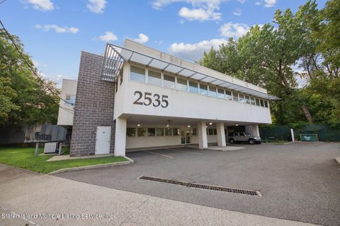 Photo of 2535 Arthur Kill Road, Staten Island, NY 10309 (MLS # 1163881)